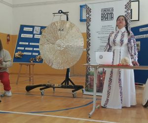 Pokaz gry na instrumentach prowadzony przez członków fundacji