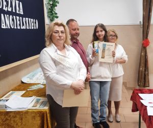 Laureatka konkursu odbiera dyplom