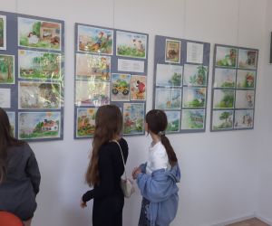 Uczennice oglądają wystawę prac 