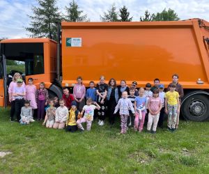 Uczniowie i nauczycielki na wspólnym zdjęciu