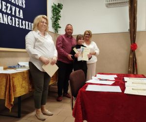 Uczennica klasy V prezentuje dyplom i nagrodę
