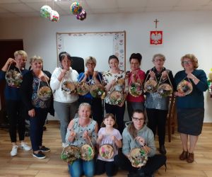 Grupa osób na scenie, prezentujących swoje prace wykonane podczas warsztatów.