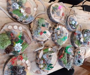 Dekoracyjne plastry drewna, wykonane podczas warsztatów.