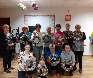 Grupa osób na scenie, prezentujących swoje prace wykonane podczas warsztatów.