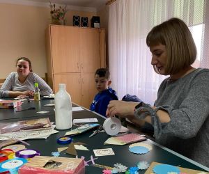 Osoby wykonują kartki okolicznościowe metoda scrapbookingu.