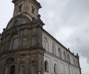 Uczniowie przed Klasztorem benedyktynów na Łysej Górze