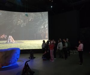 Uczniowie słuchają legend związanych z Łysą Górą