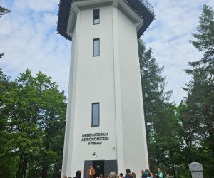 Dzieci stoją przed obserwatorium astronomicznym w Tymcach