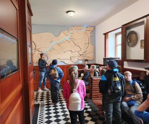 Uczniowie zwiedzają galerie Kolejnictwa