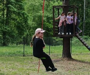 Uczniowie korzystają z atrakcji w parku linowym