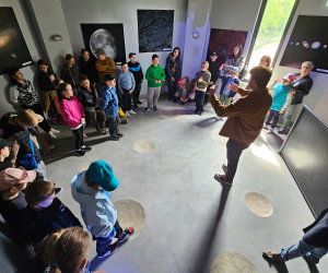Uczniowie słuchają opowieści na temat obserwatorium