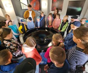 Przewodnik tłumaczy dzieciom historie planet