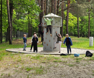 Dzieci bawią się na placu zabaw