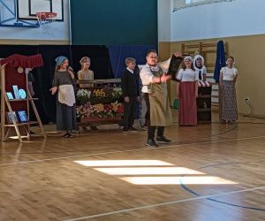 Uczniowie w trakcie przedstawienia 