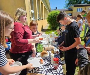 Dzieci w kolejce po kiełbaski