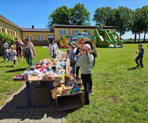 Uczniowie w trakcie brania udziału w loterii fantowej