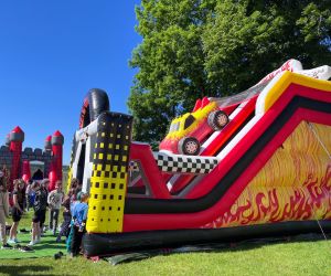 Uczniowie bawią się na dmuchanej zjeżdżalni