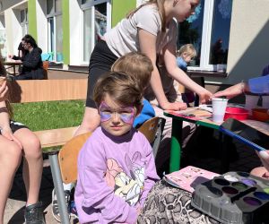 Uczennica z pomalowaną twarzą