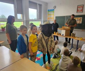 Dziecko w stroju pszczelarza