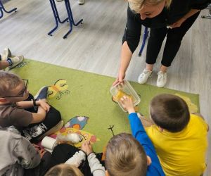 Dzieci oglądają jak wygląda wosk pszczeli