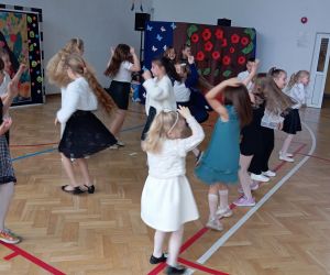 Uczniowie tańczą