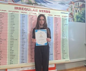 Uczennica klasy VII prezentuje dyplom Złotego Kangura