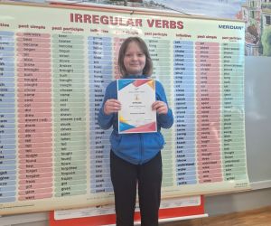 Uczennica klasy V prezentuje dyplom Srebrnego Kangura