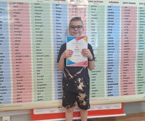 Uczeń klasy III prezentuje dyplom Srebrnego Kangura