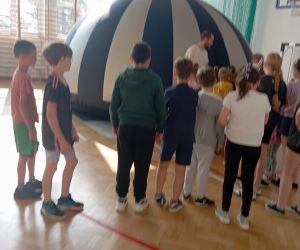 Dzieci słuchają opowieści o filmie