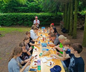 Uczniowie i nauczyciele podczas poczęstunku