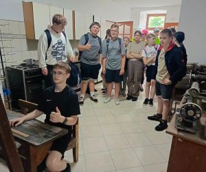 Uczniowie zwiedzają wnętrza pałacu