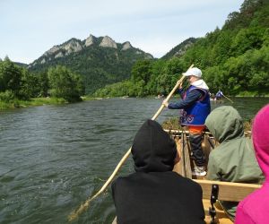 Uczeń próbuje swoich sił jako flisak w czasie spływu Dunajcem