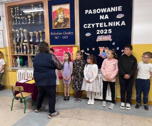 Bibliotekarka dokonuje pasowania na czytelnika