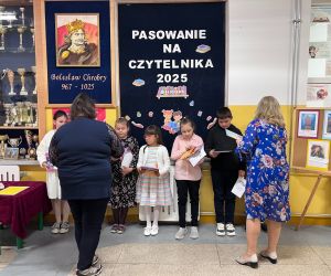 Panie bibliotekarki wręczają upominki uczniom