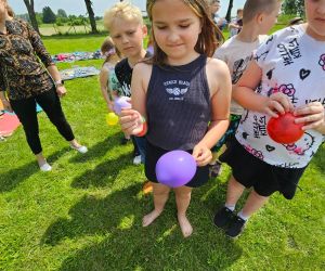 Dzieci przebijają balony z zadaniami