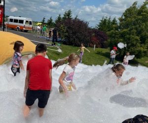 Uczniowie podczas zabawy w pianie na boisku szkolnym