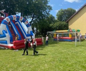 Dmuchańce na boisku szkolnym