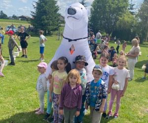 Przedszkolaki z białym misiem