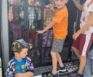 Uczniowie w okratowanej części samochodu straży granicznej