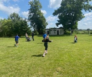 Dzieci podczas wyścigu ze szklanką wody