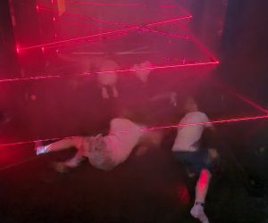 Dzieci na laserowym torze przeszkód