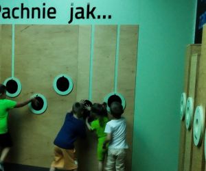 Dzieci podczas poznawania zapachów w sali tematycznej