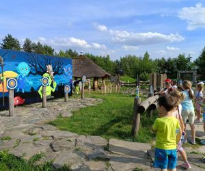 Dzieci uczą się strzelania z łuku do celu