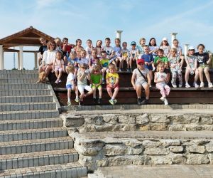 Dzieci z opiekunami w amfiteatrze