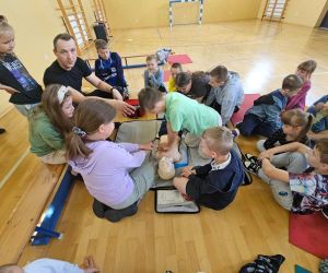 Wykonywanie przez dzieci RKO na fantomie