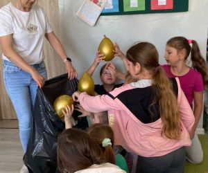  Zabawa z balonami-dzieci wybierają sobie balon