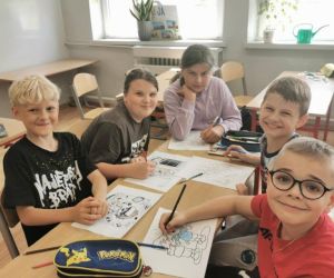Uczniowie kolorują obrazki na temat bezpieczeństwa