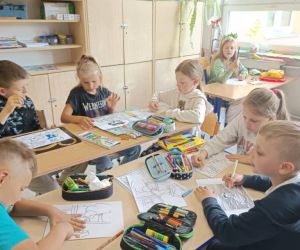 Dzieci w trakcie kolorowania