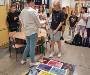 Nauczycielka wręcza uczennicy dyplom