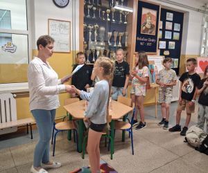 Nauczycielka wręcza uczennicy dyplom